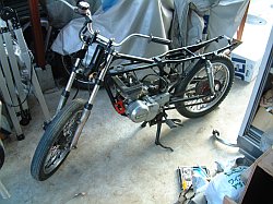 解体中のGT125