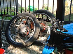 解体したGT125のタイヤ