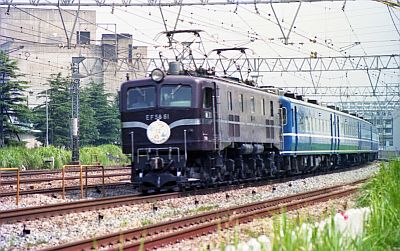 EF58とイベント列車「つばめ」