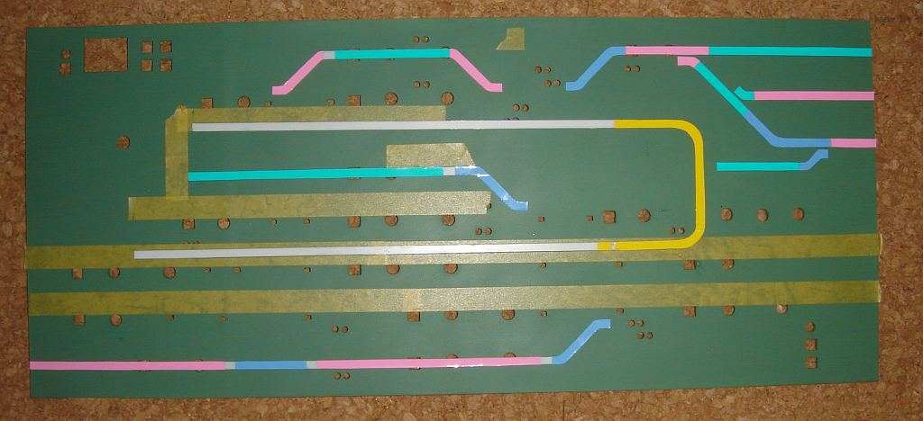 進路表示盤に線路表示パーツを貼付